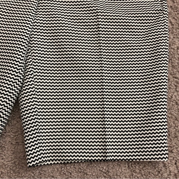 Ann Taylor Black White Chevron Boardwalk Short - Picture 3 of 10